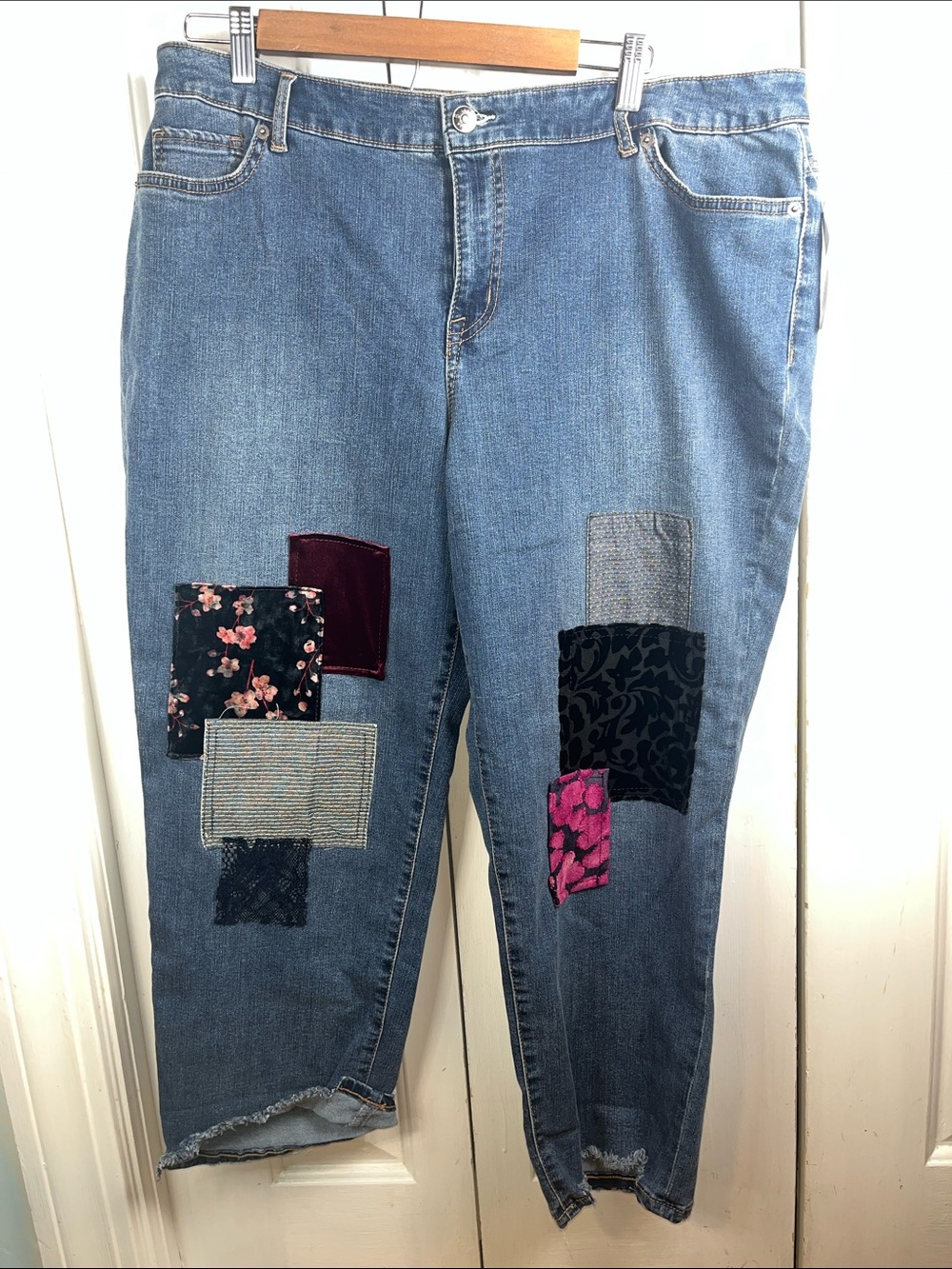 NWT LOGO Lavish Lori Goldstein - 18WP - Velvet Patch Boyfriend Jeans Medium Wash